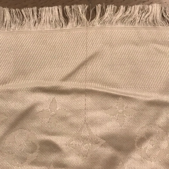 Louis Vuitton monogram scarf - Picture 7 of 8